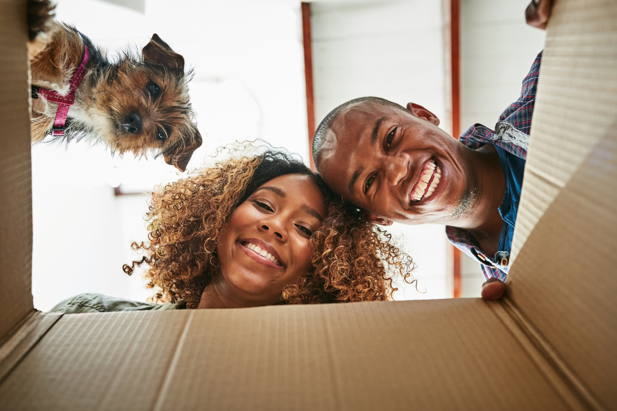 couple qui ouvre un carton