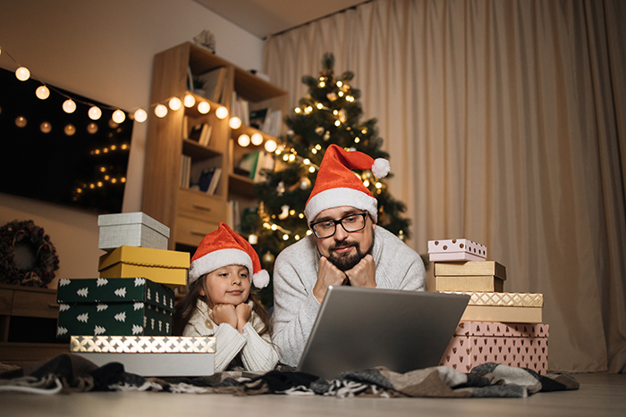 Pere et fille profitent de leurs cadeaux de noel grace a colisexpat